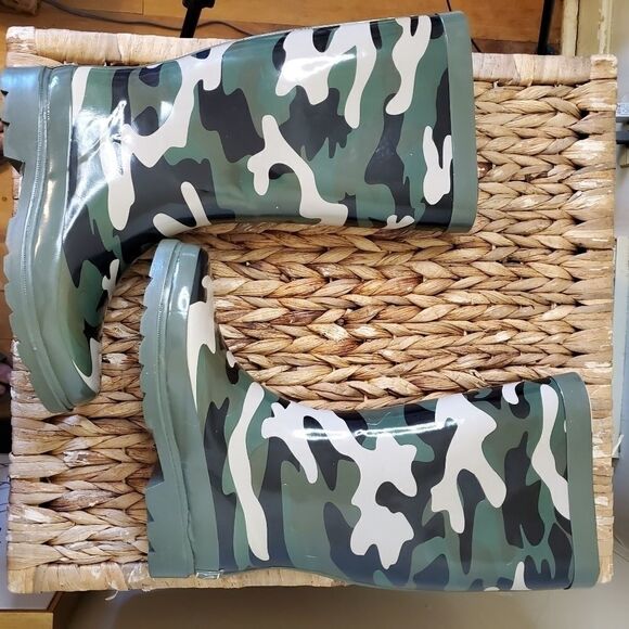Camo Waterproof Rain Boots - Picture 3 of 15